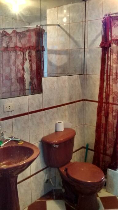 servicios higenicos, con agua caliente