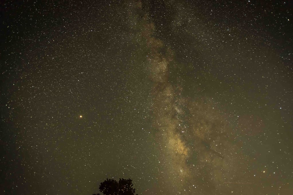 Heaven above! Mars and the Milky Way as seen in September 2018 from the viewing pad. 25 second exposure. Photo by guest Margaret Stocker. Used with permission.