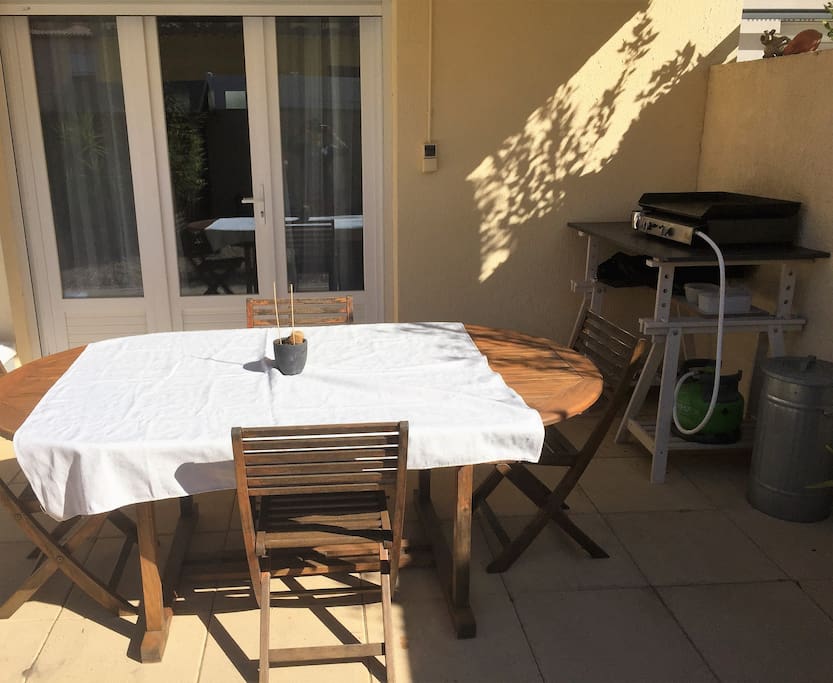 terrasse et sa plancha, accès du séjour