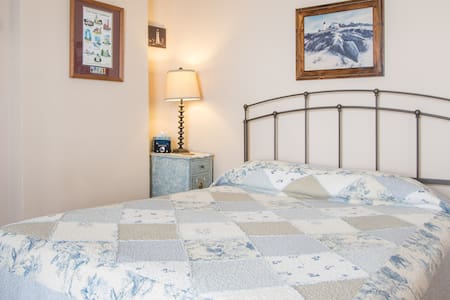 in USA, Walk to Falls, Queen bed, Private bath