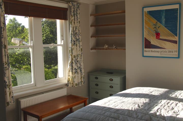 Поглед кон паркот од спалната соба