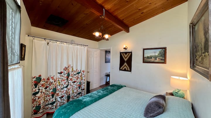 Una camera da letto offre un letto matrimoniale grande, un armadio e un ambiente tranquillo.  Tranne se lo scoiattolo decide di chiacchierare con te dall'albero.  Il bagno è dall'altra parte del corridoio.