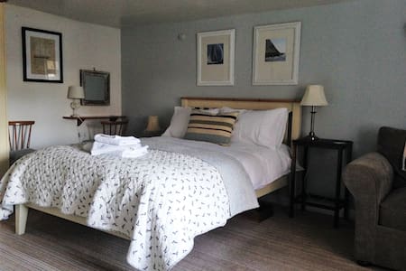 Bumble Bee Studio Apartment