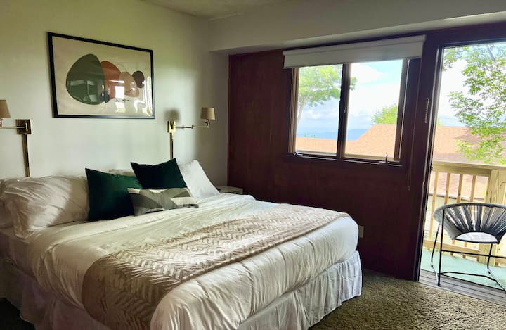 Master bedroom with private balcony, Mountain Views, & private en-suite bathroom.