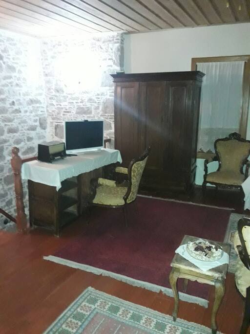 2. CALISMA MASASI ,ANTIKA ESYALAR RUM SARIMSAK TASLI DUVAR,ICTEN MERDIVEN ALT KATA INIŞ 35m2 net ust oda +35 m2 yaklasik alt oda+45 net BAHÇE YE INIŞ