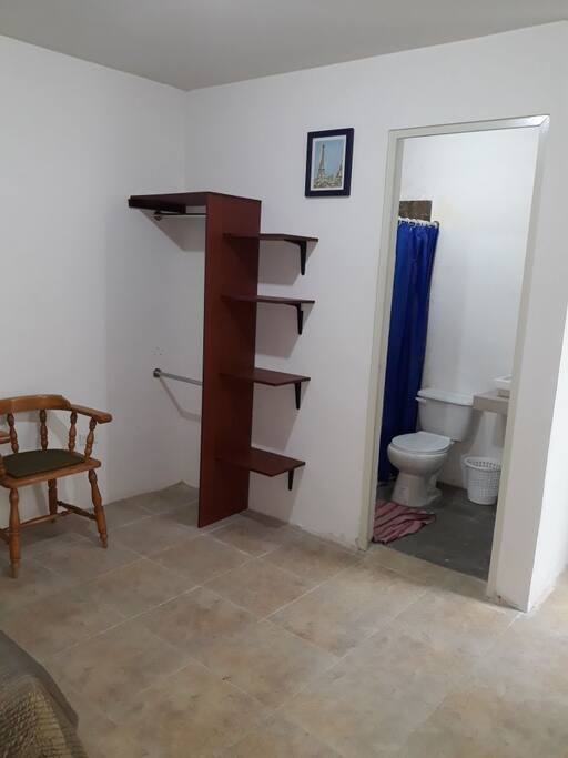 Un pequeño Closet Acceso al baño privado.