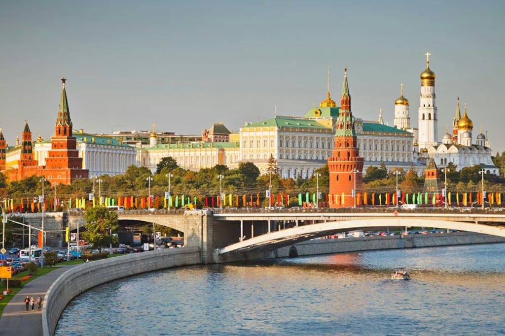 Walking distance to main sights!