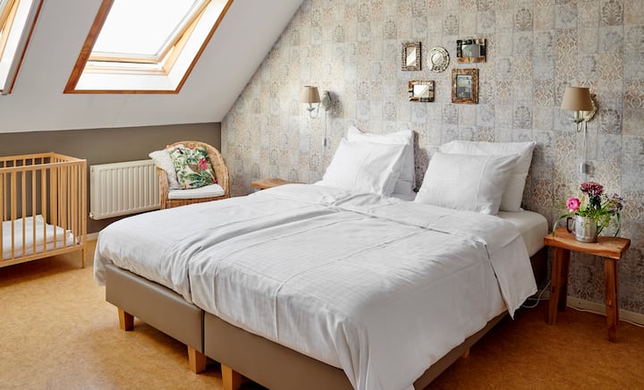 Ferienhaus zur Selbstverpflegung für 14 Personen + 2 Babys. Sechs Schlafzimmer und 4 Baeder. Doppeltoilette im Erdgeschoss. Doppel-TV-Bereich.