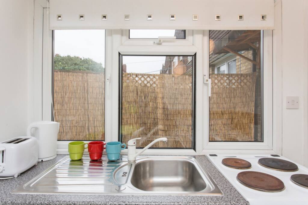 Private EN-SUITE 5 min walk to London Excel, 100% Acceptance & Response Rate, Last Minute Requests & Emergency Bookings, 10min access O2 Arena, Stratford Int & Westfield, Canary Wharf, Bank, London Bridge, London Eye, Tower Bridge. Hosts support 24/7