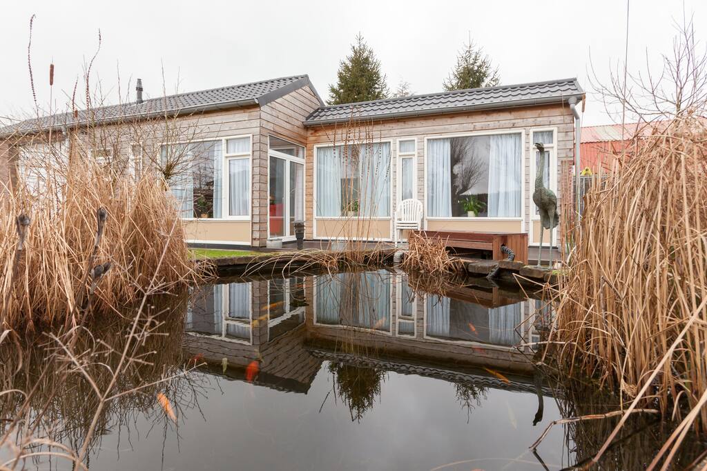 Het volledige appartement met zicht op de vijver.