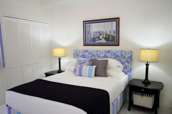 غرفة نوم بسرير بحجم كبير. مروحة سقف وتكييف