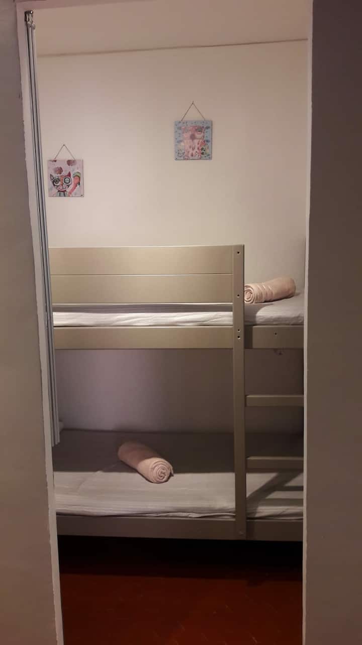 Простор за спиење со кревети на спрат САМО за деца 