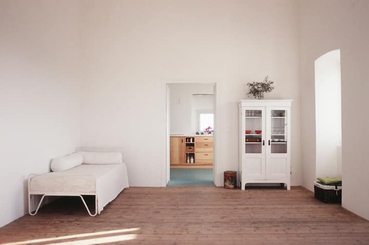 غرفة المعيشة والمطبخ.