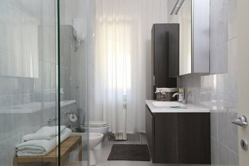 IT: Il bagno principale è dotato di doccia 120cm con soffione e doccino
EN: The main toilette with large shower (120cm), with shower head