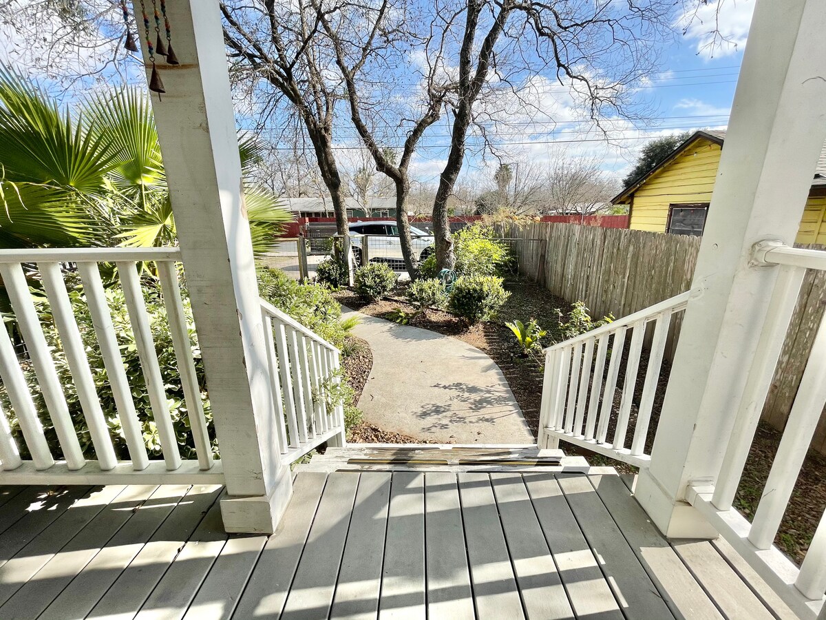 Charming East Cottage . Close to Airport