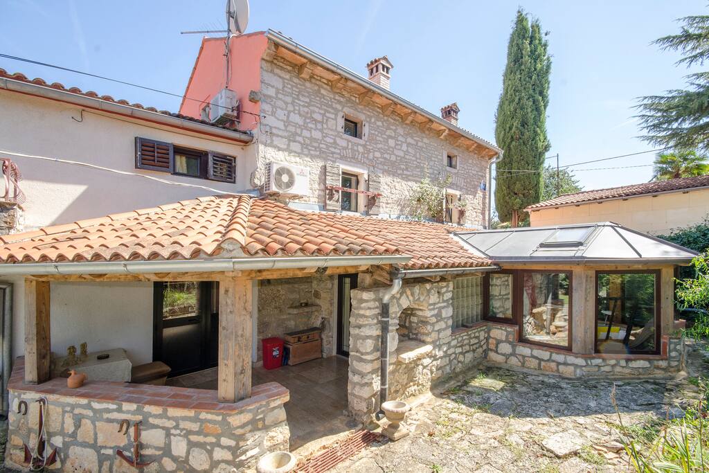 Villa 4 walls front side