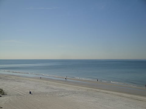 Beach Front Condo 3 bathrooms 3 bedrooms/5 beds