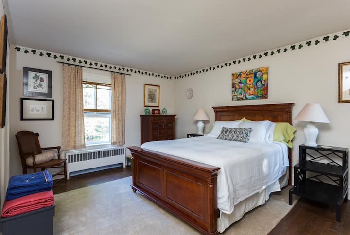 Chumba cha kulala ghorofani na kitanda cha ukubwa wa Malkia.