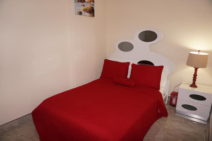 SMALL GUEST BEDROOM