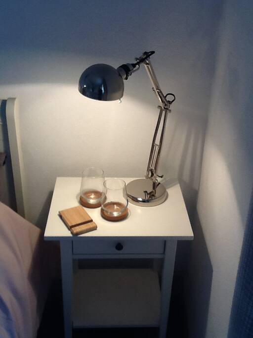 Reading lamp for both sides of the bed and smart phone holder, with USB plug.
