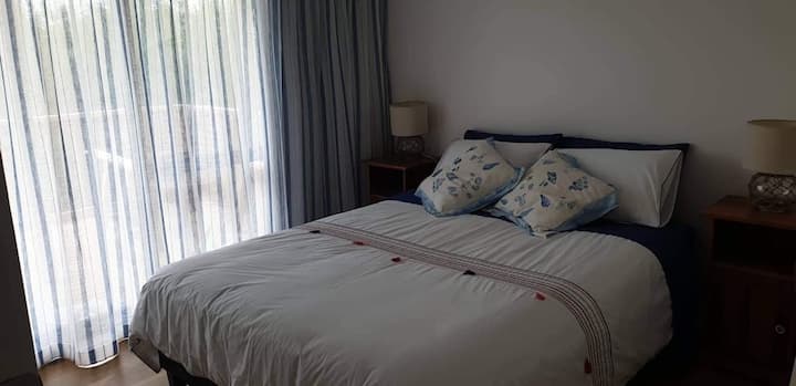 Მთავარი საძინებლიდან ზღვის ხედი იშლება, ტერასაზე კი - მოსრიალე კარები 