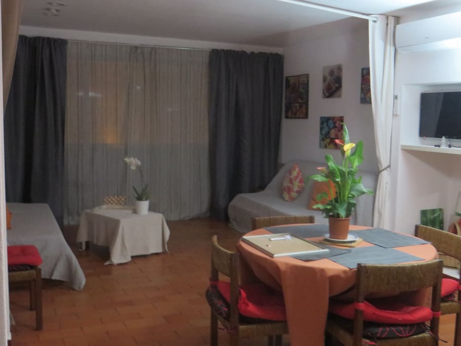 Salon avec baies vitrées donnant sur la terrasse
