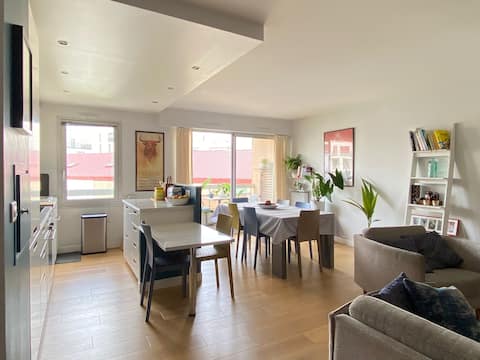 Popular Airbnb listing: Large 3-room apartment in Clichy, Paris West. Metro 14, RER C bus in Clichy