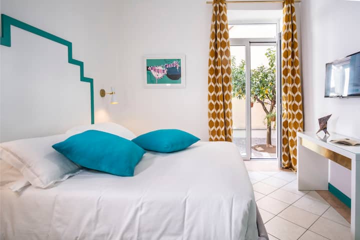 带阳台的翡翠卧室。 可免费使用小花园。 