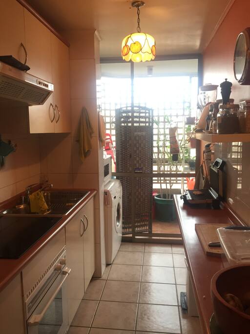 Cómoda y amplia cocina. Lavadora y secadora pueden ser usadas por los huéspedes.
