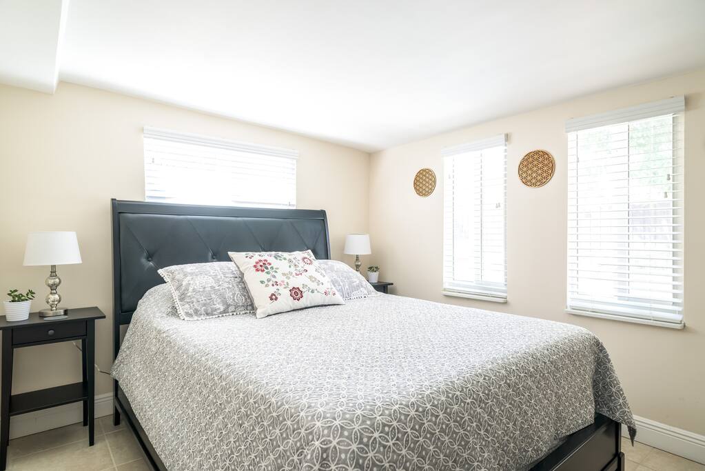 Queen bed with new Serta icomfort memory foam matress.