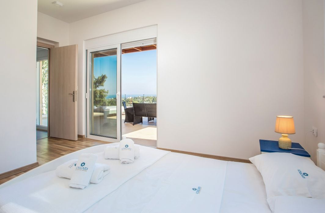 3. Schlafzimmer im Erdgeschoss mit direktem Zugang zur Terrasse im Erdgeschoss.