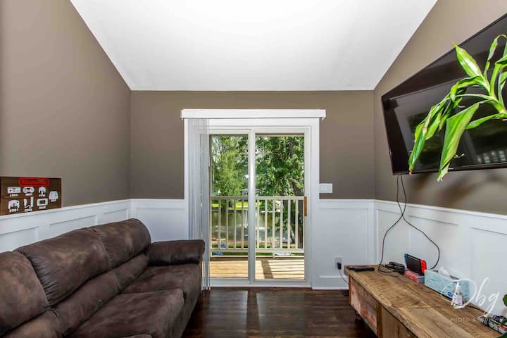 Დივნის კაბინა (Queen) მიმაგრებულია საძინებლის ზემოთ, ჯიბის კარებით, რომ საჭიროებისამებრ უფრო განმარტოებული იყოს. Მოიცავს 55-დუიმიან ტელევიზორს Nintendo-ს ჩამრთველით და სხვადასხვა თამაშით. Ასევე, ტერასა, რომელიც დაკავშირებულია მთავარ საძინებელთან 