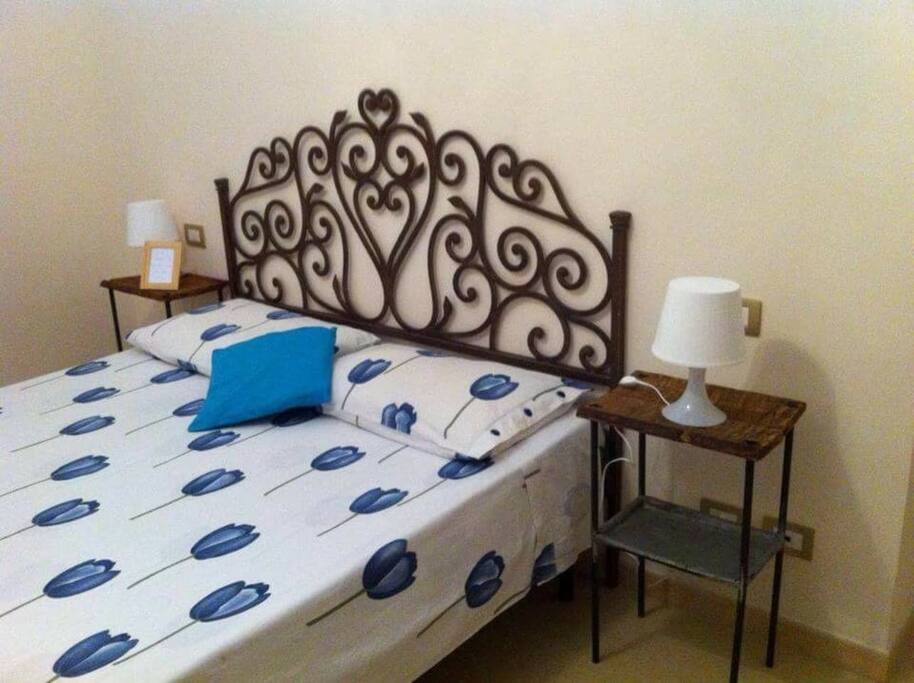 Doppie prese a parete per ciascun lato del letto