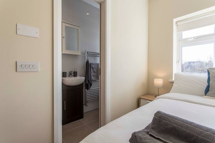 Large 5 Bd Family Home in Dublin w/Parking on site gallery image 4