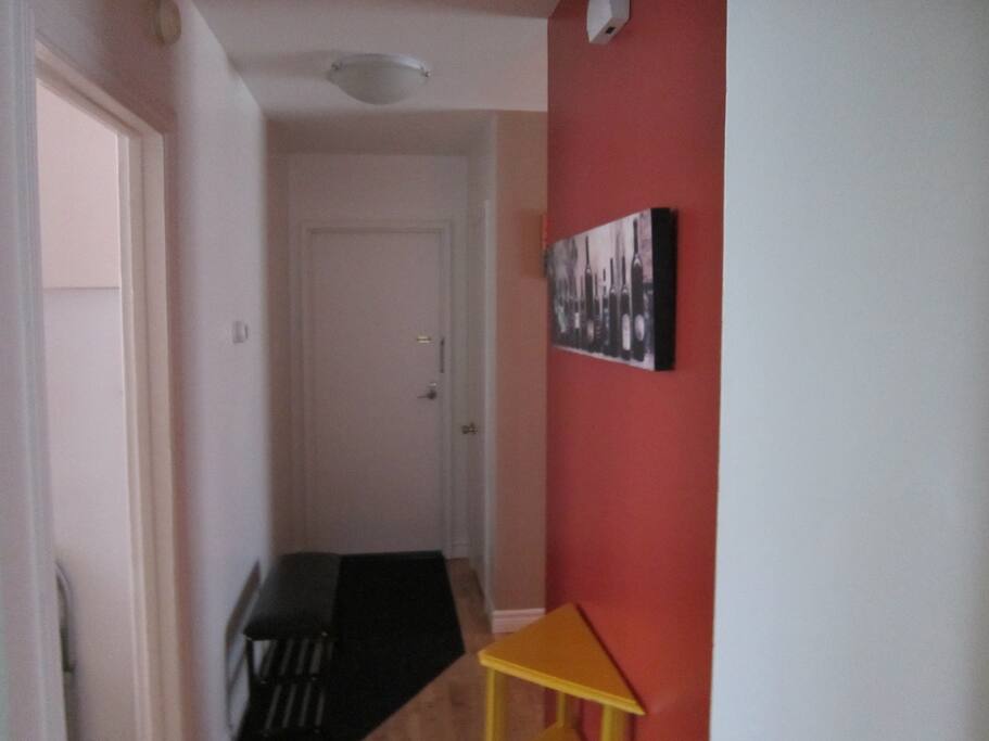 Il y a des pantoufles sous le banc ainsi que des chaises dans le placard