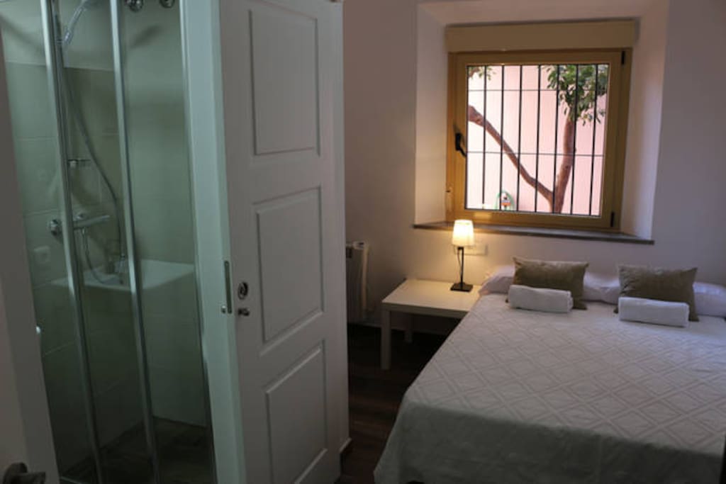 Dormitorio 2 en suite, con baño completo en la habitación, y TV