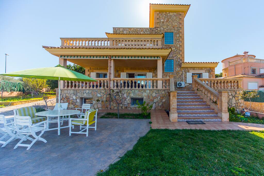 Casa y terrazas
House and terraces