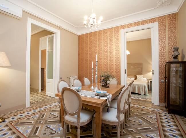 Bretagne Exclusive apartament in Rambla Catalunya gallery image 3
