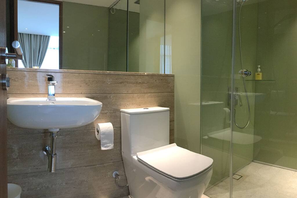 Master bedroom's en-suite.