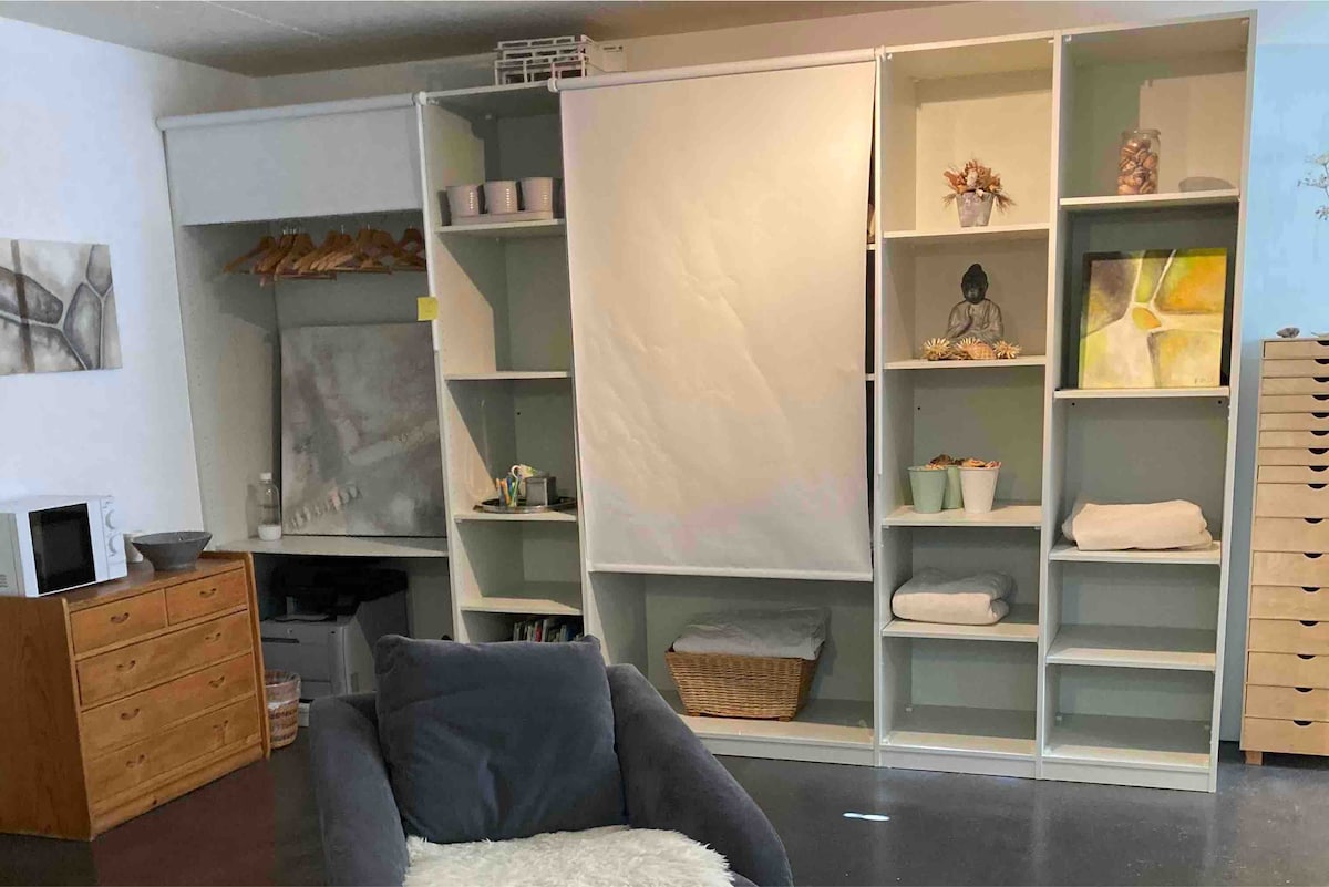 Ampio spazio di archiviazione, bollitore e forno a microonde privato in camera