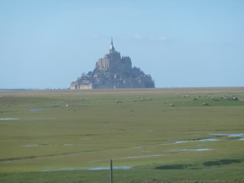 Lodge for 10 people with views of Mt St Michel