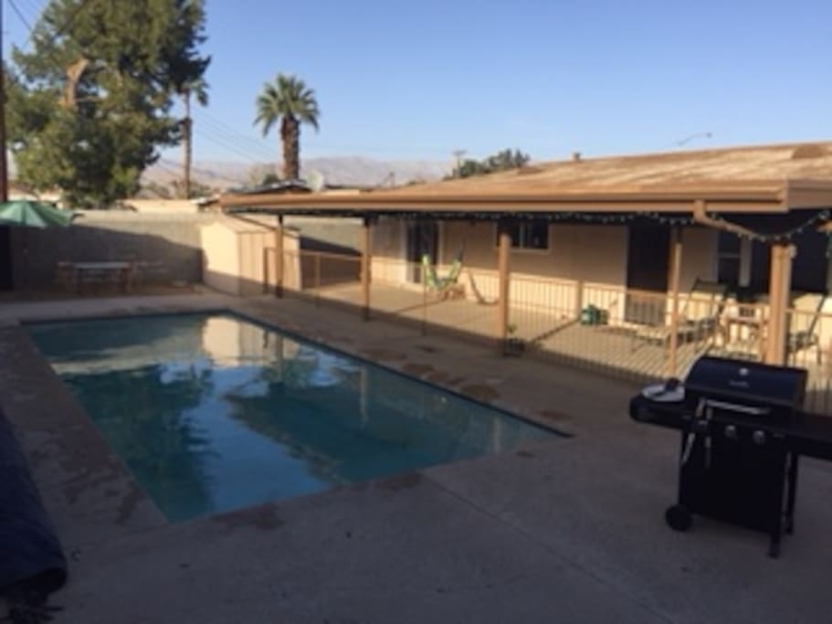 3 burner grill w/ full propane tank and good seating