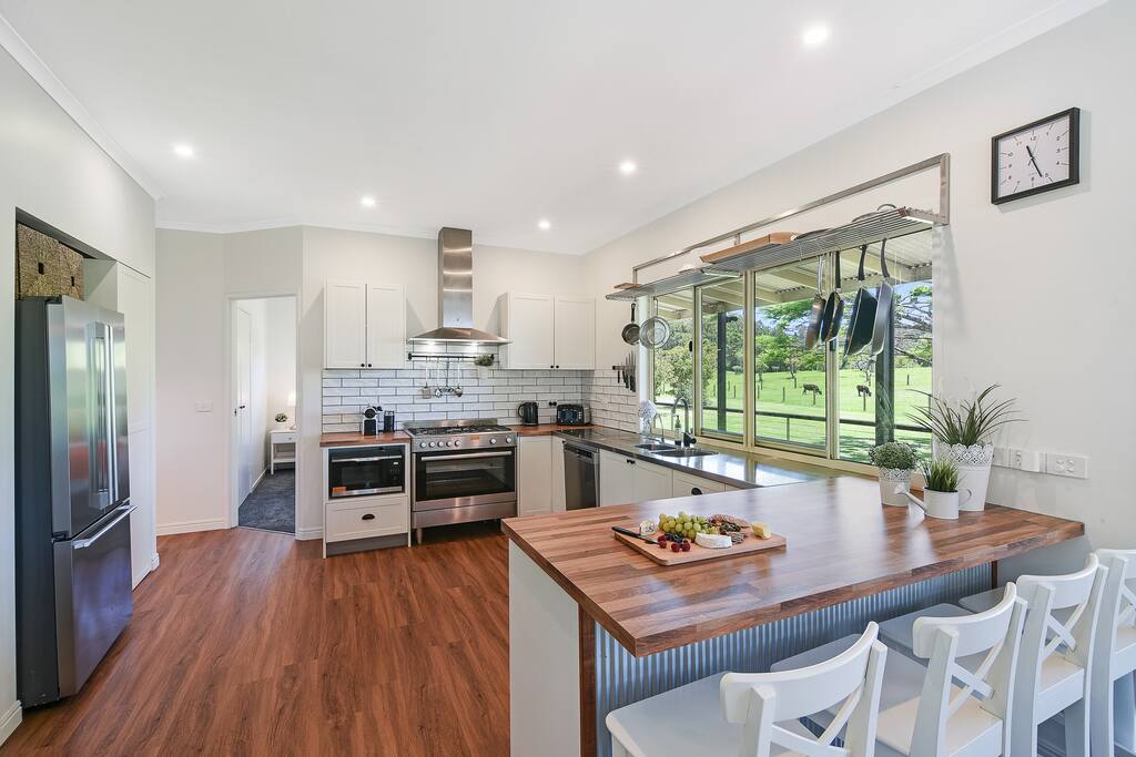 Breakfast bar & kitchen
