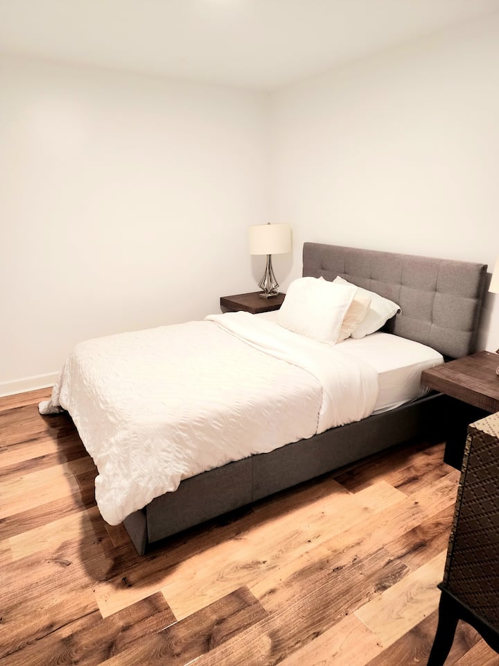 Spálňa s manželskou posteľou na prvom poschodí, 1 zo 4 spální,