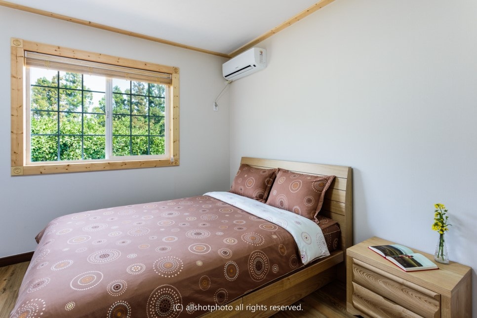 Hiki ni chumba cha kitanda karibu na sebule. Ukiinua luva, unaweza kuona Mlima Hallasan kwa umbali kutoka kwenye mti wa machungwa. 