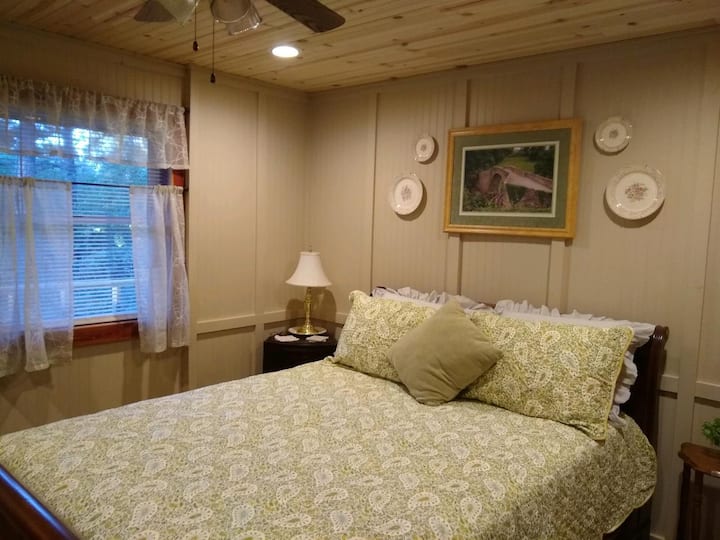 Queen bedroom/"Steinbeck Suite"