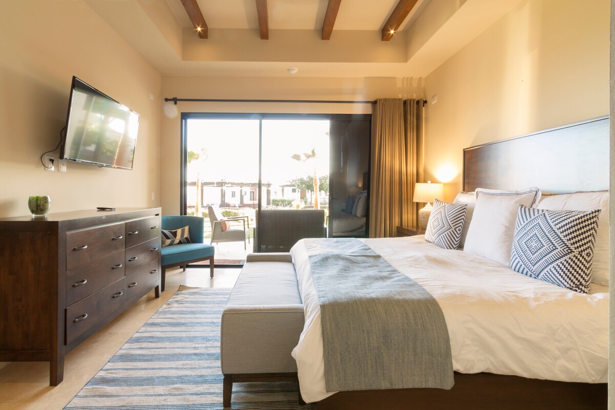 在舒适的主卧室中放松身心，您可以独享露台/后院。  