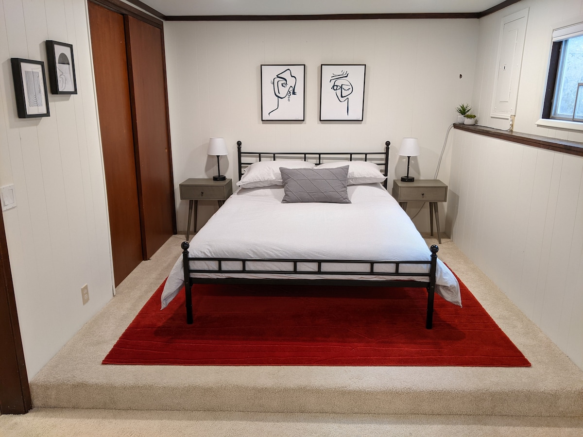 เตียงควีนไซส์และตู้เสื้อผ้าที่กว้างขวาง