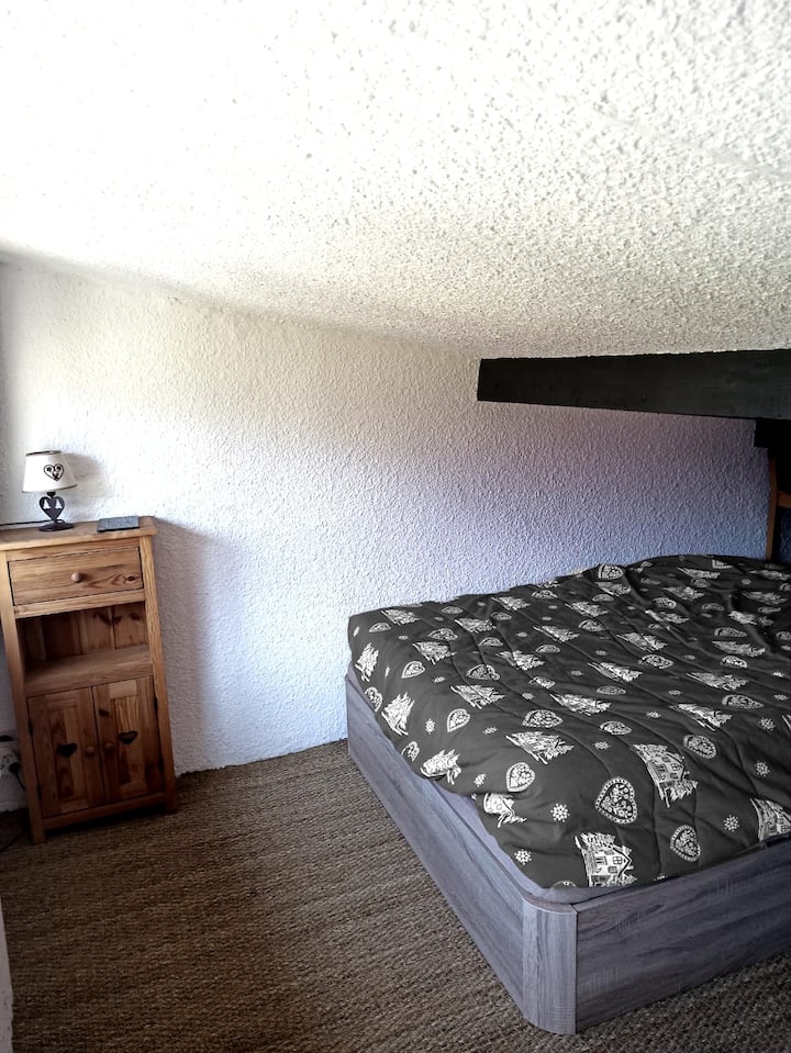 Podkrovná spálňa na poschodí s posteľou 140 x 190