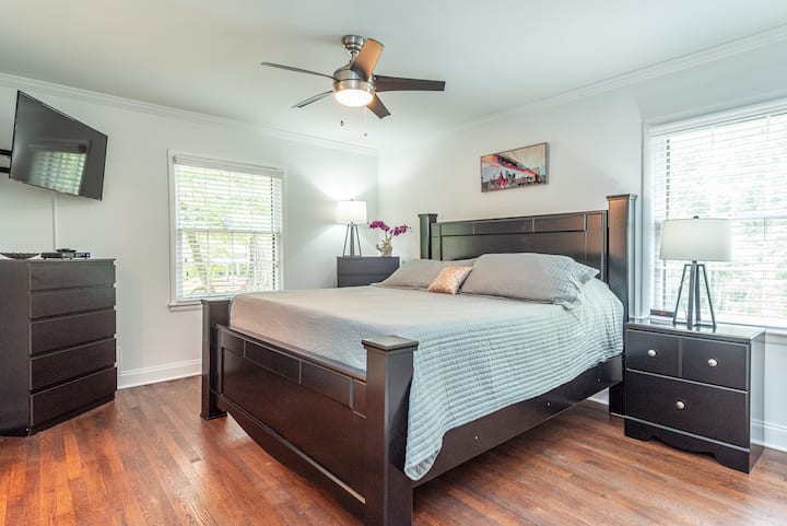 Საძინებელი #1 Master King Smart TV-ით - მთავარი დონე